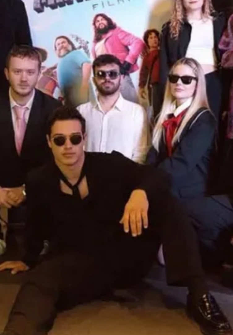 Pembe giyinmiş bide çok tatlılar🩷#manifest #manifestival #lidyapınar #kaanmiraçsezen #viral #keşfetaçıl #keşfetedüş #global #trend #lyrics  @Lidya Pınar