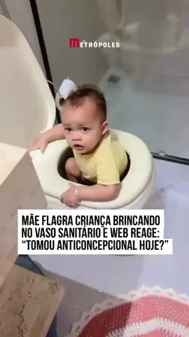 🚽😳 Uma mãe viralizou ao compartilhar o momento em que encontrou o filho brincando dentro do vaso sanitário após um segundo de descuido. No vídeo, a criança aparece sorridente, sem se dar conta do local inusitado.  A cena divertiu os internautas, que brincaram nos comentários, lembrando da importância do anticoncepcional. #tiktoknoticias 🎥 katianesousaribeiro (IG) | @myhoodbr 