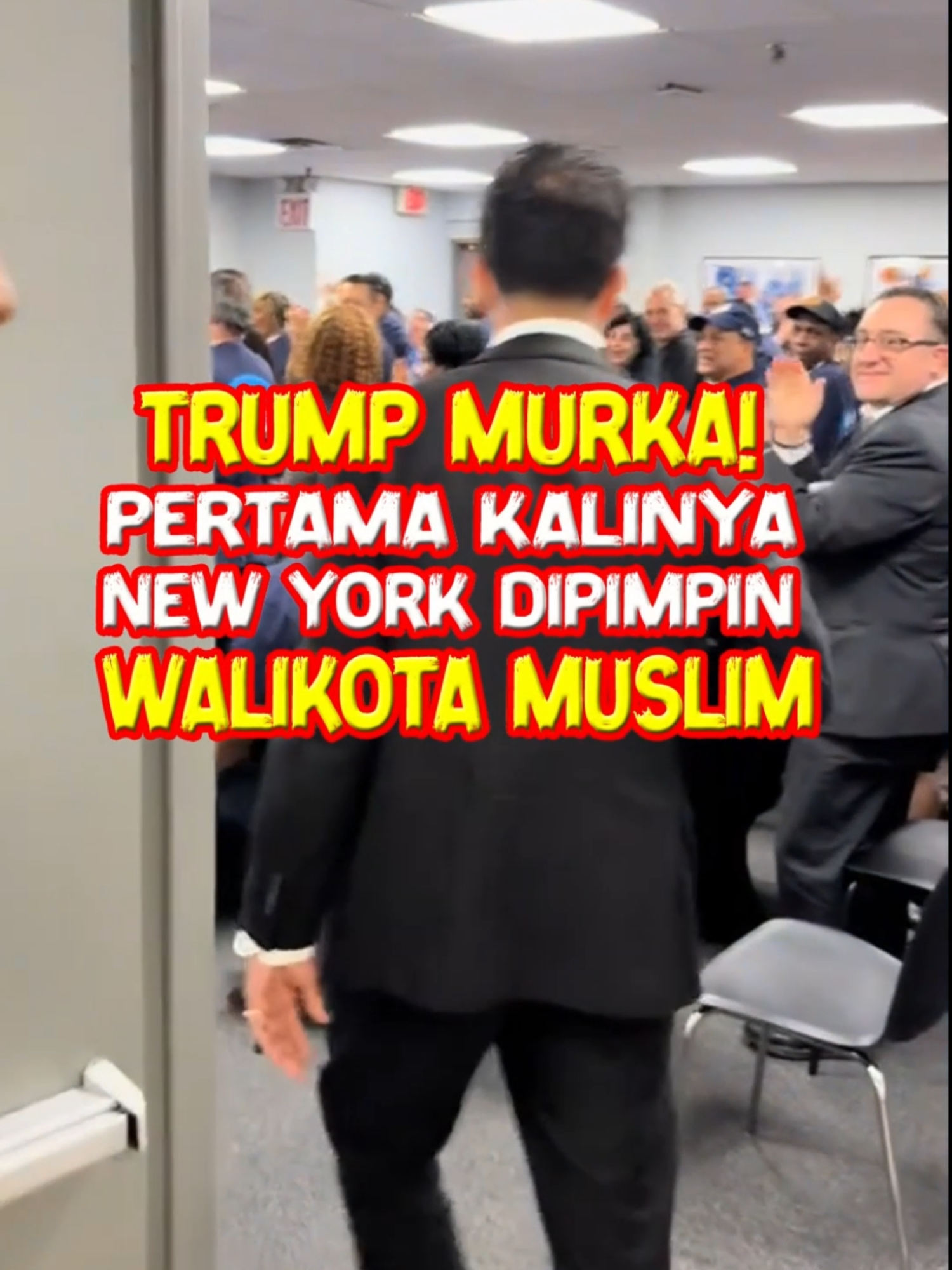 Trump Ngamuk! Usai Zohran Mamdani Muslim Pertama Terpilih  Memimpin New York. Politik Amerika Memanas, Trump Murka! Di tengah ketegangan politik yang semakin memanas di Amerika, seorang walikota Muslim terpilih di salah satu kota besar, mengejutkan banyak pihak dengan visi progresifnya.    Dia adalah anak dari sutradara film ternama, Mira Nair, yang dikenal lewat karya-karya yang mengangkat isu sosial dan budaya, serta ayahnya, Profesor Mahmood Mamdani, yang mengajar di Columbia University dan dikenal sebagai akademisi terkemuka.    Kemenangan luar biasa ini memicu reaksi keras dari Donald Trump, yang murka setelah mengetahui seorang Muslim muda berhasil meraih posisi tersebut.   T rump segera melontarkan kritik tajam, meragukan kemampuan Zohran untuk memimpin. Namun, dengan latar belakang keluarga yang berjuang untuk keadilan dan pemikiran progresif, Zohran Mamdani semakin bertekad untuk menunjukkan bahwa perubahan dimulai dari keberagaman.   #zohranmamdani #newyork #walikotanewyork  #vote  #mamdani #newyorktimes #newyorkcity