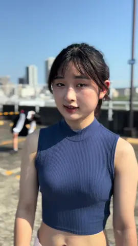 英語上手くなったかな？🤭 14歳から英語を勉強してて、海外で活躍したいって思ってる✨ 和奏ちゃんはタイで試合したけど、私はどこが初海外になるんだろ！？🌏 考えるだけでワクワクするね🤩 今日は空手の腹打ちトレーニング👊 めっちゃ痛いけどこういう“日本らしさ”も一緒に届けられたらいいな〜 強くなるって、ただ戦うだけじゃなくて心も鍛えることだと思う❤️‍🔥 世界に挑戦できるように、今日もコツコツがんばるよ！！ #kickboxing #空手#腹筋#training#spirit