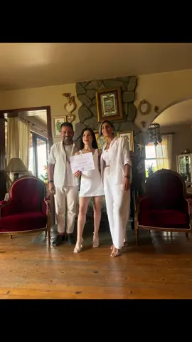 Fulya Yoga Studio’da Şubat ayında başlayan Yoga Alliance onaylı 200 saatlik temel yoga eğitmenlik eğitimimiz bugün sona erdi. 💫 6 pırıl pırıl öğrenci bugün sertifikalarını aldılar ve artık yollarına birer yoga eğitmeni olarak devam ediyorlar. Bu yolculukta bizimle olan, emeği, bilgeliği ve kalbiyle sürece katkı sunan sevgili Pınar Hocam, Canan Hocam, Cenk Hocam’a sonsuz teşekkürlerimle… Ve bizi her detayında incelikle ağırlayan Villa Pine Garden’a minnetle… İnişleriyle, çıkışlarıyla, gözyaşı ve kahkahasıyla tam bir değişim ve dönüşüm yolculuğu oldu bu eğitim… Şimdi içimde bir işi iyi yapmanın, hakkını vermenin ve bitirmenin huzuru ve coşkusu var. 🙏 🌿 Kısa bir mola… Eylül’de başlayacak yeni serüvenimize kadar! Eğer sen de bu yolculuğun bir parçası olmak istersen, Eylül’de başlayacak 200 saatlik temel yoga eğitmenlik eğitimimize bekliyoruz. #fulyayo#fulyayogastudiom#yogakampii#yogaeğitmenlieğitimit#200saatyogac#yogahocasır#yogatürkiyef#yogalifem#yogacommunityt#yogaistanbulr#yogakursut#yogaretreat #inzivao#yogaflowa#yogapracticer#yogaöğretmenir#yogaforlifel#mindfulnessa#nefesçalışmasıu#yogajourneys#yogainsanlarıe#yogailehayatm#yogakampın#yogasanato#yogaphotographyş#yogayaşamliance