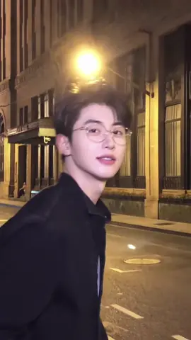 在上海美丽的街道上享受夜晚, 城市的灯光在湿润的路面上闪耀, 晚风轻轻吹拂, 气氛既热闹又迷人.  #travelwithlove #4u #xyzbca #styleinspiration #china #hongkong #shanghai #handsome #handsomeboy #chineseboy #chinesetiktok #fyp #fypage #fypシ゚ #foryou #foryoupage #trending #trendingsong #trend #OOTD #city #citylife #citylights 