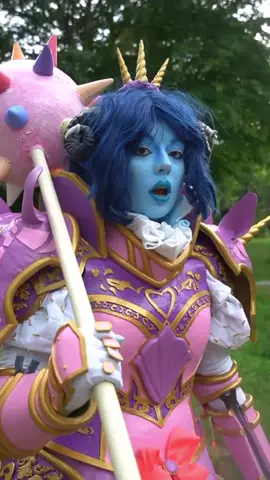 Fighter Jester is here for a lil snack. I love this cosplay so much 😂 . #jesterlavorre #fighterjester #jestercosplay #jesterlavorrecosplay #mightynein #mightyneincosplay #criticalrole #criticalrolecosplay #criticalrolewhatif #cosplaytransition