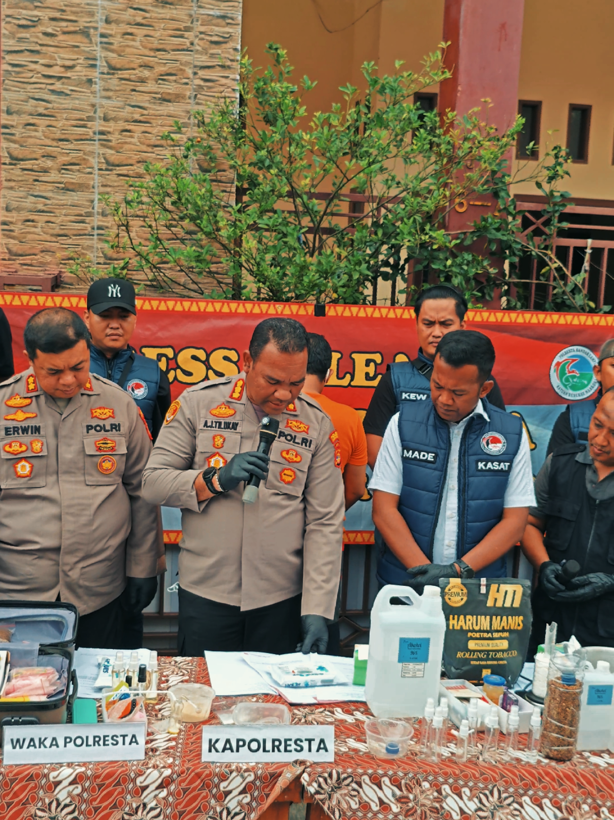 Polisi Berhasil membongkar praktik pembuatan narkoba jenis tembakau s*ntetis di sebuah kamar kos di Kecamatan Kemiling, Kota Bandar Lampung, Lampung. Dalam pengungkapan ini, seorang pria yang merupakan pembuat dan pengedar tembakau s*ntetis di Kota Bandar Lampung secara online sejak 4 bulan belakangan, berhasil ditangkap.  #lampung #bandarlampung #polrestabandarlampung #poldalampung #polisi #polisiindonesia #polri #polripresisi #viral #viralvideo #fyp #fypage #fyppppppppppppppppppppppp #fypシ゚ #breakingnews #kriminal #kasus #lampungtiktok #lampungpride #polisiviral #senpi #kemiling #bnn #pabrik 