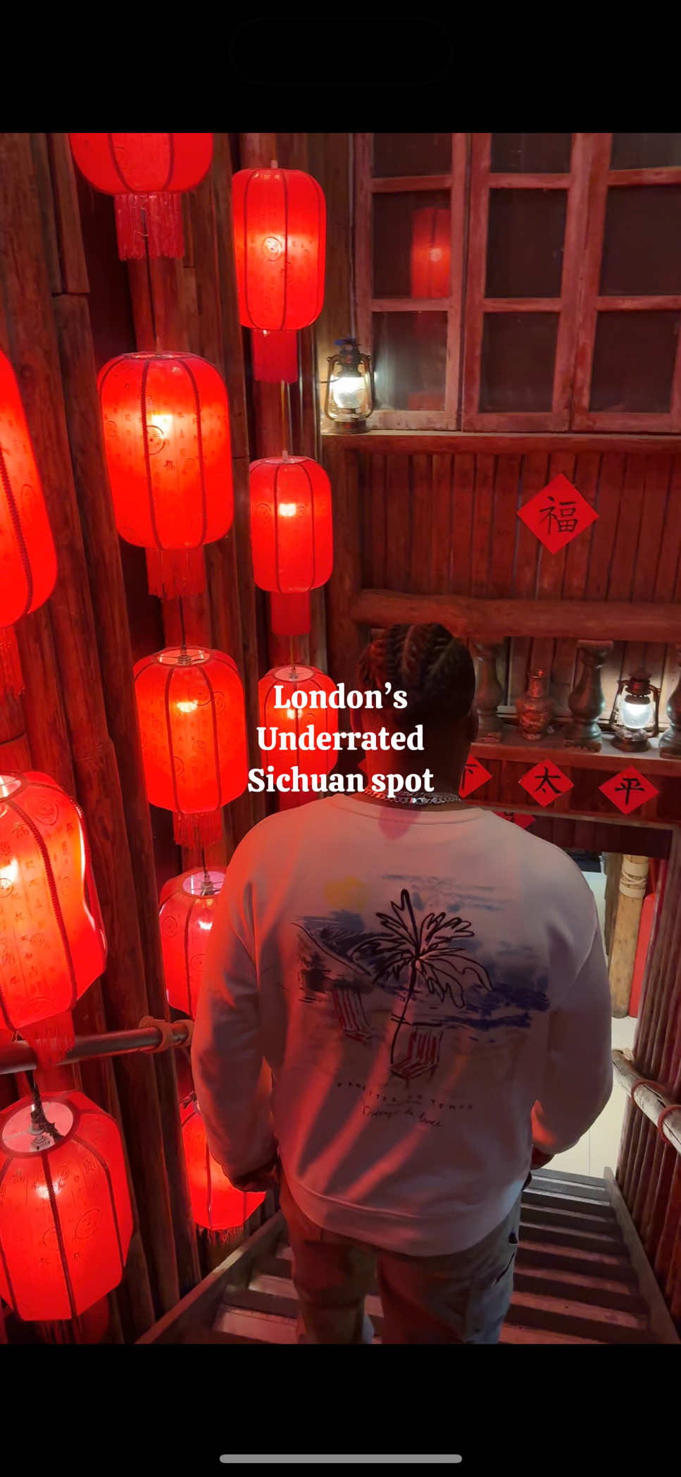 I experienced 8th-century China right here in the heart of London! 🔥🐉✨️ @Dragoninnclub2017 near Victoria is a hidden Sichuan gem serving up seriously bold flavours in one of the most authentic Chinese interiors I’ve seen 🇨🇳✨ They got spicy seabass pots, rich broths, and so many traditional dishes all bursting with Sichuan flavour 🌶 The bamboo-filled decor and moody lighting transport you straight to ancient China or a scene from a Ghibli film, and the private dining rooms are perfect for special group dinners. If you’re after spice, atmosphere, and authenticity add this spot to your list! 🥟 📍Dragon Inn Club, Victoria *pr invite Check out other food reviews in London from ↓ #jerksushifoodreviewinlondon ————————————————————— 本格的な四川料理と内装が美しい 「Dragon Inn Club」🇨🇳🐉✨️ ヴィクトリア駅近くにある四川料理の隠れた名店。本格的な中国風の内装と、パンチの効いた味が楽しめる。普段辛いのがそこまで得意じゃないけど、ピリ辛の白身魚鍋は辛さよりも旨みがたっぷりで美味しかった。🌶 まるで古代中国かジブリの世界にタイムスリップしたような雰囲気がテンション上がる。 火鍋も有名みたいだから、本格的な四川のスパイスと雰囲気を楽しみたい人にオススメです 🔥 ロンドンに来た時の、参考にしてね！🇬🇧 ロンドンフードレビューまとめ↓ #jerksushifoodreviewinlondon #jerksushi #fypシ #explore #黒人 #外国人 #londonfoodguide #londonfoodplaces #ロンドン #chinesefood #sichuan #chineserestaurant #dragoninnclub