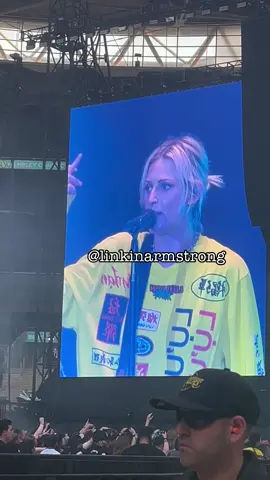 I love this stupid idiot 🖕🏻😭😍 •~•~•~•~•~•~• #EmilyArmstrong #LinkinPark #LP #LinkinParkWembley #UpFromTheBottom 