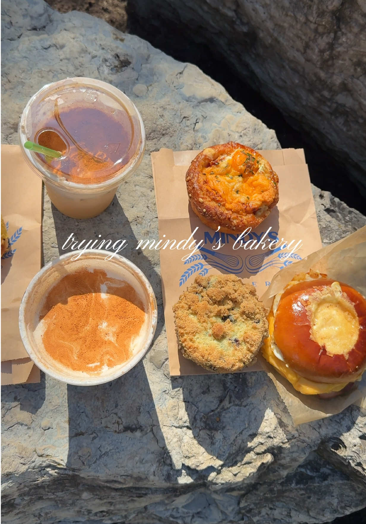 had to try the banana bread latte at mindy’s bakery 🍌⭐️🥐🍩 so yummy would try again! #mindysbakery #bananalatte #coffee #chicago #coffeeshop #wickerpark #chicagolife 