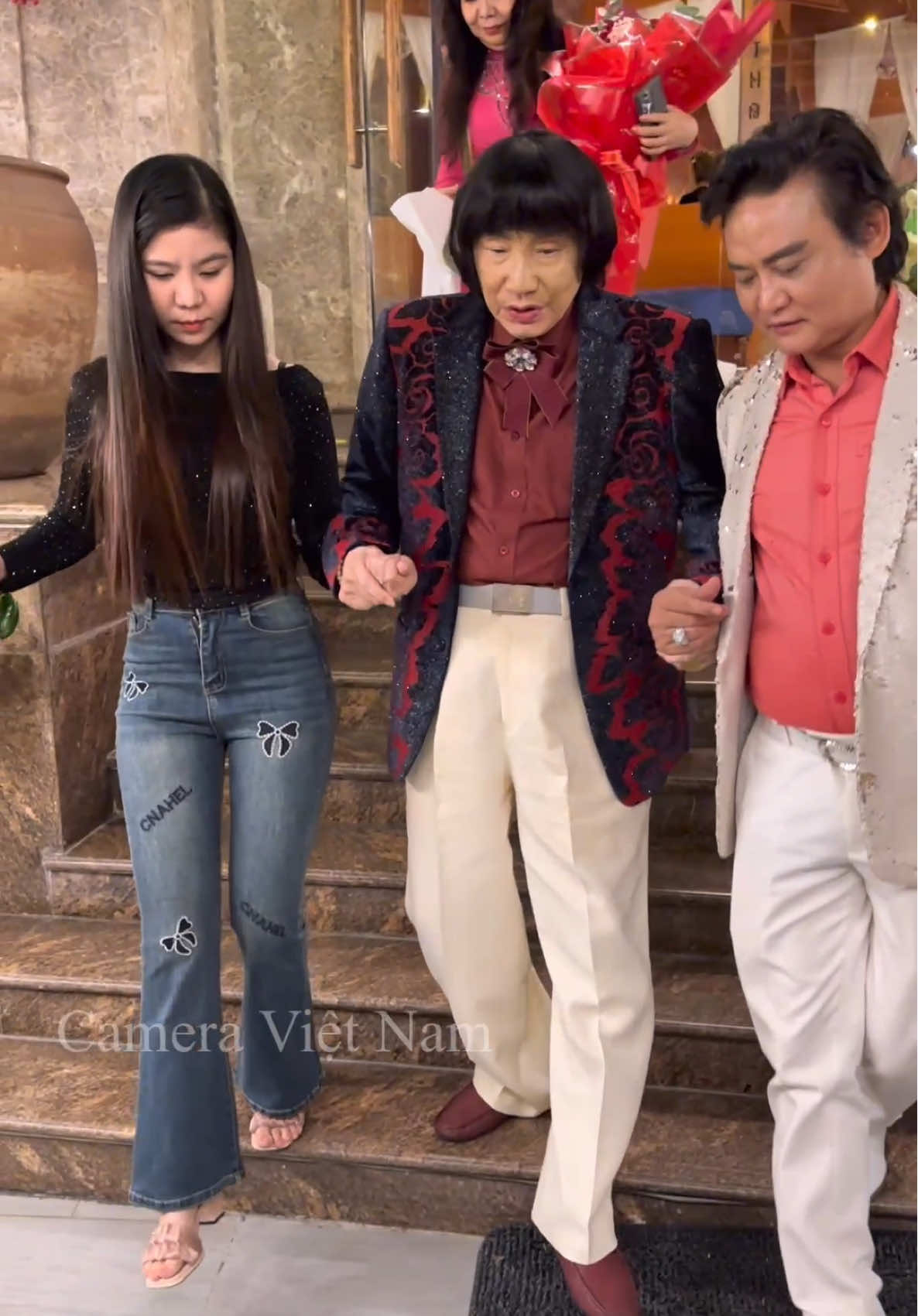 Nsnd Minh Vương ra về sao khi gây quỹ từ thiện tại A Long Thái giúp đỡ Ns Thanh Thế #nsndminhvuong #nsuttrinhtrinh #nghesitrinhtrinh #cameravietnam #hatvongco #vongco #caco #nsutkimtulong 
