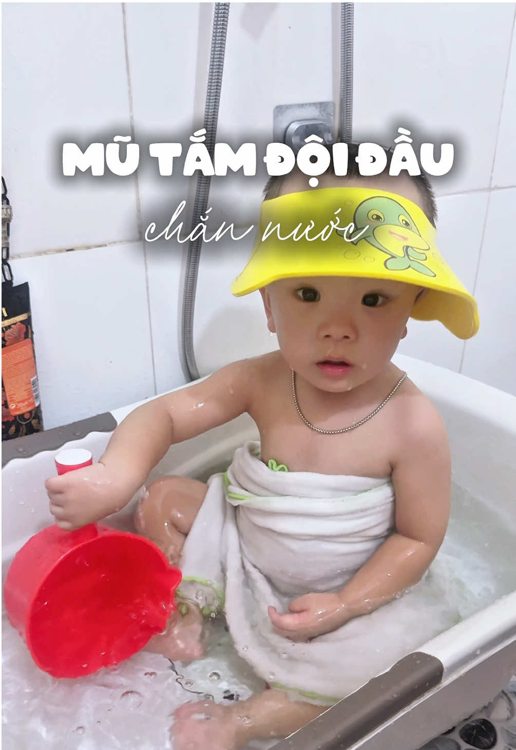 Từ ngày có cái mũ tắm nhàn hẳn lun #mutamdoidau #mũchắnnước #mũtắm #mebimsuachamcon 