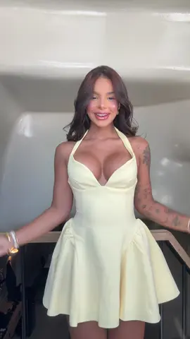 Pronta para o último dia em Santorini, look aprovado? 💛