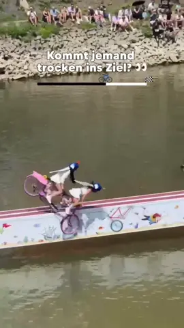 Trockene Klamotten - overrated 👀 #redbull #verleihtflüüügel #energydrink #redbullsattelfest #bike #tandem #düsseldorf #medienhafen 