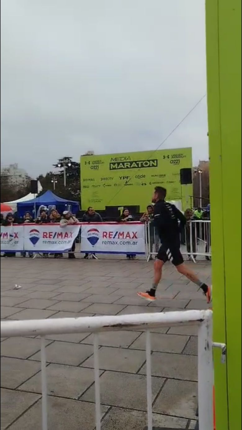 Media Maratón en mi ciudad con frío pero con las ganas de siempre. 1h 42m PR 🏅💪 #runner #mediamaraton #run #iloverun #laplata #21k #Running #Argentina