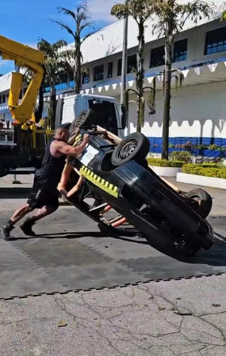 Tombando carro de 675kg no braço☠️  . . . Desafio de força e velocidade no @sbt 💪🤠📺 #força  #desafio  #television   #strongman #bitelo