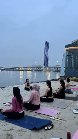 our very first beach yoga at Remy’s PIK!  big thankyou to everyone who flowed with us today & to our lovely coach Sara Devina (ig : devinasara) 💌 #yoga #yogagirlsoftiktok #jakarta #fypシ #beach #fypp 