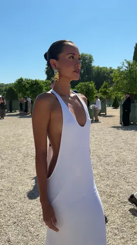 #alexandrasaintmleux arrive au #chateaudeversailles pour découvrir la collection « Le Paysan » #jacquemus #pfw #TikTokFashion #parisfashionweek 
