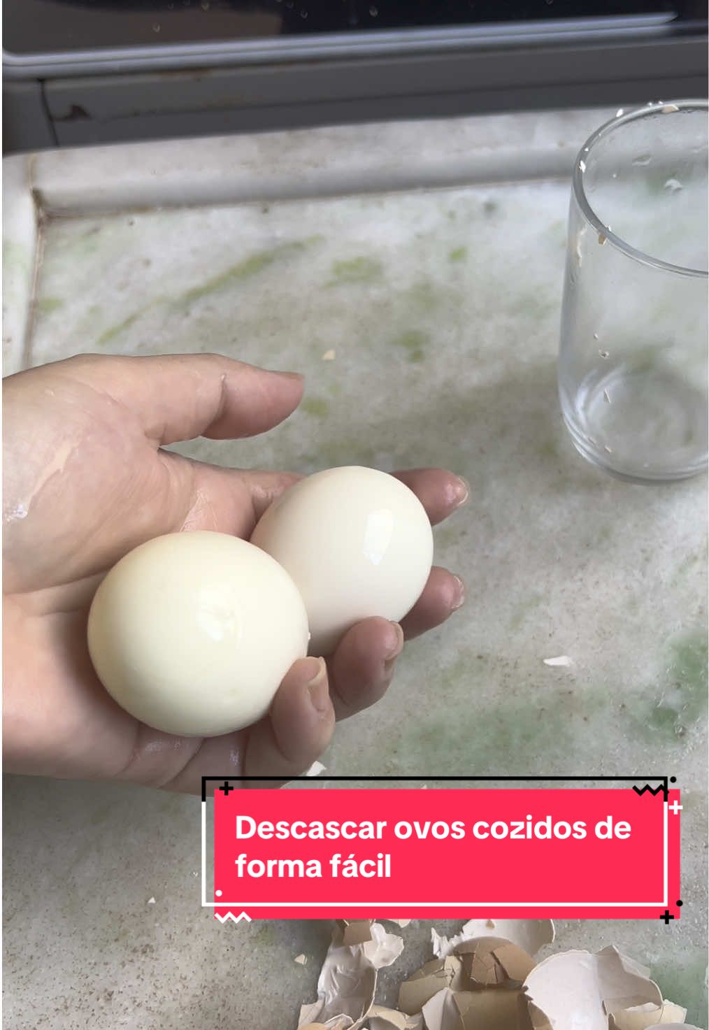 Quer descascar ovo cozido sem sofrimento? Ainda quente, coloca no copo, sacode e pronto: casca sai que é uma beleza! #dicas #cozinha #descascarovos 