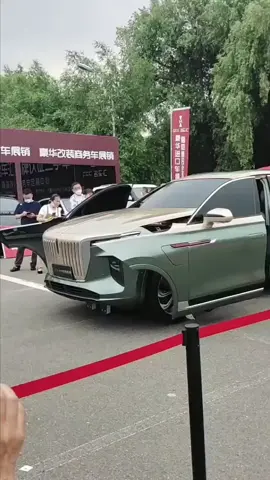 Did hongqi just transform into a transformer?😱😱 #TikTokAuto #LuxuryLifestyle #MadeInChina #HongqiCars #fyp #foryou 