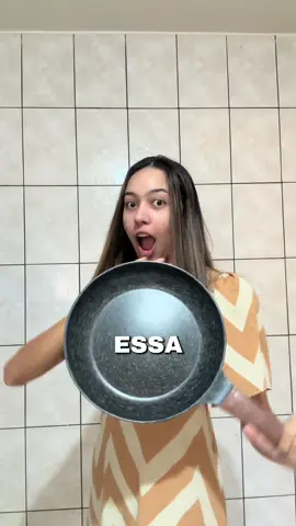 Cansou de frigideira que gruda o ovo e queima a carne? Essa cerâmica antiaderente virou minha queridinha! O ovo escorrega, a carne sela perfeita e a limpeza é quase mágica 🍳🥩 Tá viralizando no TikTok Shop e vive esgotando — se o botão laranja ainda estiver aí, corre! 🧡 #TikTokShop #AchadoTikTokShop #FrigideiraAntiaderente #OvoPerfeito #SelarCarne #CozinhaPrática #ProdutosVirais #UtensíliosDeCozinha #TikTokMeFezComprar #DicaDeCasa #CerâmicaPremium