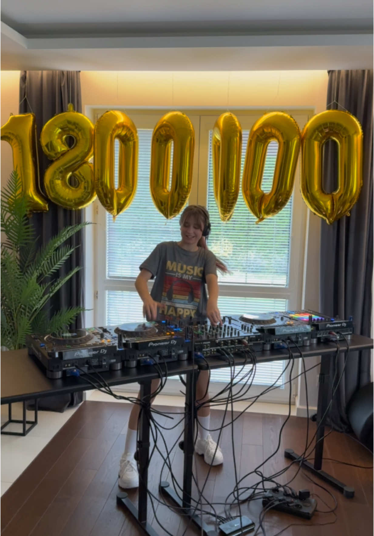 Thank you so much for all the love and support - every comment, like, and message means the world to me, and yes, I read them all! 🫶❤️‍🔥 Today I’m dropping my best mix to celebrate with you 🎉🎶💃 #djgirl #djmix #techhouse #mixing #musicismylife 