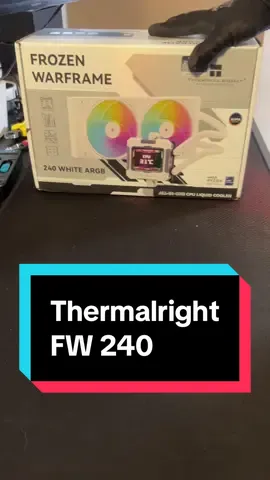 Unboxataan Thermalrightin FW 240 AIO | Tää makso vaan reilu 75€ Amazonista ja tästä löytyy LCD näyttö johon voit laittaa erilaisii gifei ja saat näkyviin vaikka prossun lämmöt Sori muute likasest hiirimatosta🙃 #pc #unboxaus #unboxingvideo #suomitiktok #suomi @THERMALRIGHT 