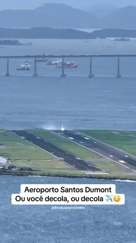 Aeroporto Santos Dumont. Ou você decola, ou decola ✈️😳 . Decolagem no Aeroporto mais lindo do mundo, com pistas curtas e construído dentro d’água…🤩 . Você já partiu ou chegou no Rio com essa vista? . O MELHOR DE IR EMBORA DA CIDADE MARAVILHOSA… É PLANEJAR A VOLTA! 🥰 . 📍Rio de Janeiro - Cidade Maravilhosa . 💥 Siga nosso perfil para nos ajudar e incentivar. . . 🎥: Carlos Ravoni . . #riodejaneiro #riodejaneiroonline #aeroporto #aviao 