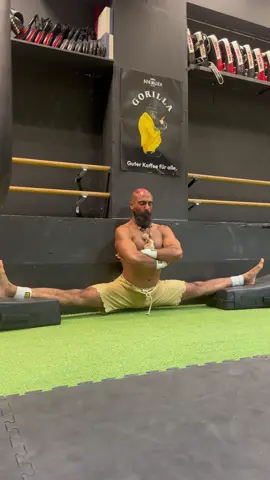 🧠✨ Mr.FunkySoul im Dhalsim-Style ✨🧘‍♂️ Mentale Stärke ist wie ein Muskel – sie wächst nur, wenn du sie regelmäßig trainierst. In einer Welt voller Ablenkung brauchst du Fokus. In einem Kampf ohne Regeln brauchst du Ruhe. In der Stille liegt die wahre Kraft. 🔥 Ich trainiere nicht nur den Körper – Ich trainiere den Geist. 🕉️ Atemkontrolle 🧘‍♂️ Meditation 🧠 Visualisierung 💥 Fokus auf das Jetzt „Wenn dein Geist beweglich ist, folgt dein Körper.“ – Dhalsim hätte es nicht besser gesagt. #streetfighter #cosplay #martialarts #fyp 