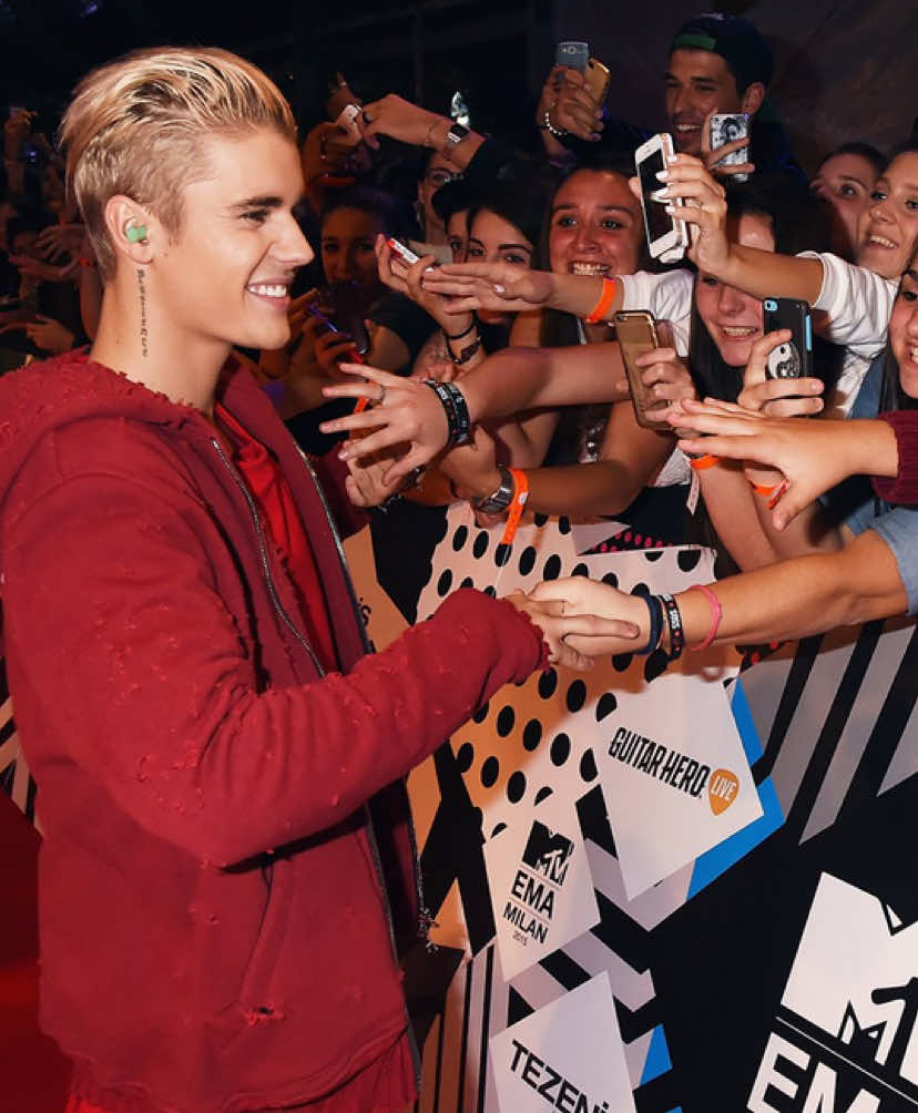 Bieber Fever at its peak was something out of this world. There will never be another Justin Bieber. Wherever he goes, he still draws massive crowds. And the truth is: it has no cure! 👑✨ #justinbieber #bieberfever #beliebers 