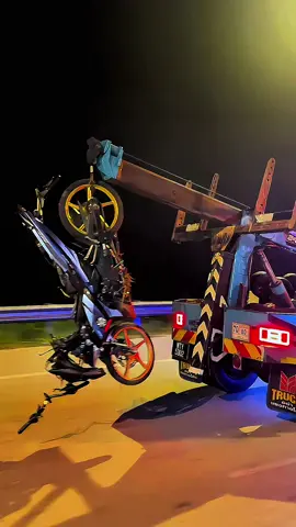 Amacam..ada lawan ka..sape lagi nak race..ni hari win bawak balik..#seronoktak #fyp #burntowing #towingmalaysia #towingtiktok #towing24hourservice #sapsapsoi 