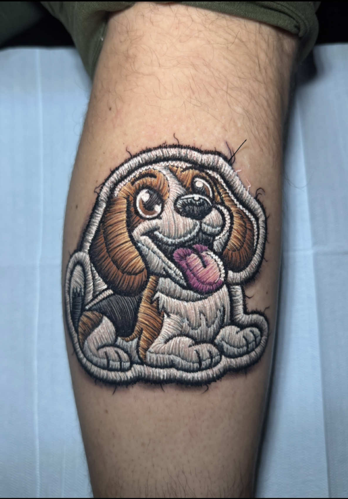Costurei o meu cliente 🪡🧵🫣 Esse é o Paçoca 🐶🐾 que foi eternizado na pele do seu melhor amigo! ❤️ #tattoo #patchtattoo #embroiderytattoo #tatuaje #dogslife #dog 