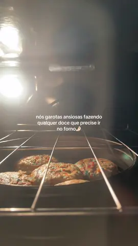 com direito a banquinho na frente do forno 🤌🏻 #meme #cookies #fyp 