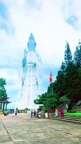 🌊 Thác Voi – Dưới chân Mẹ Quan Âm - Nam Ban , Lâm Hà, Lâm Đồng        Thác cao ~30m, rộng 40m, nước đổ từ độ cao lớn nên tiếng rất mạnh, vang xa. 	Đường xuống thác phải bám đá, vượt qua những tảng đá rêu trơn, nhưng xuống tới nơi thì thấy được vẻ đẹp thuần khiết nhất của rừng núi.        Người dân địa phương tin rằng thác là linh khí đất trời tụ lại, và tượng Mẹ Quan Âm trấn giữ nơi đây để hóa giải dữ – ban phúc lành cho vùng đất này. #codedao3156  #ChuaLinhAn #MeQuanAm #ThacVoi #LinhThieng #LinhAnTu   #DaLatTamLinh #DuLichTamLinh #FlycamDaLat #ChillDaLat   #MeTuBi #PhatGiaoVietNam #YenAnGiuaNuiRung
