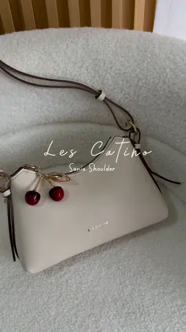 Aaahh terlalu cantik yg satu ini 😩✨🤍 #lescatino #lescatinobag #taswanita #slingbag #tasselempang #shoulderbag #paydaysale 