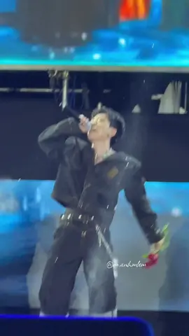 Ảnh lấy hoa của ce tui =)))) cầm hoa hồng cà hẩy đủ bad chưa 😆#quanghungmasterd #muzik 