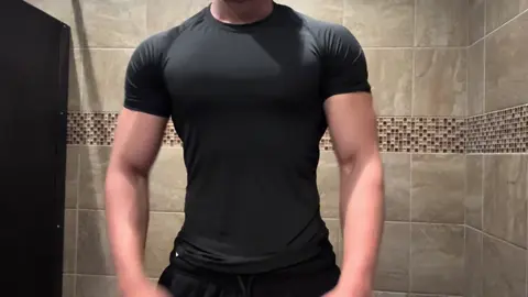 I like the black compression shirt #fyp #GymTok 