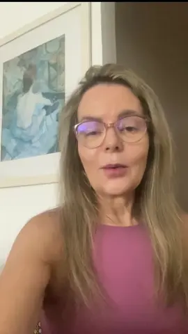 Recebi um desabafo de uma seguidora que disse que tem vergonha de ir pra academia porque está acima do peso e não tem dinheiro pra comprar look novo. E eu só consegui rir — rir de mim mesma, porque já fui essa mulher. Querida, você pode andar pelada na academia que ninguém olha pra você! O professor tá ocupado, as meninas tão cuidando do próprio treino, os rapazes (a maioria é gay) tão preocupados com o shape deles, os mais velhos olham é pras novinhas… Ninguém tá nem aí! Bota tua blusa larga, teu look simples, e vai! Fica no fundo, mostra a pança, esconde a pança… faz como quiser, só vai! Vai recuperar sua autoestima, emagrecer, melhorar sua saúde, sorrir de novo. Eu tenho 60 anos. Mudei minha vida com dieta, treino, constância. Emagreci 11kg, chapei meu abdômen, reverti pré-diabetes, baixei colesterol, sem remédio, sem reposição hormonal. Se eu consegui, você também consegue. Cuida da tua vida, que os outros tão ocupados demais cuidando da deles. Levanta do sofá e faz por você. Porque ninguém vai fazer por você. Bom fim de semana! #MotivaçãoReal #SemMimimi #VemProTreino #AutoestimaLáEmCima #ProjetoSaúde #Emagrecimento #FitnessAos60 #TreinoÉSaúde #LookSimplesTreinoForte #FocoNoObjetivo #AcademiaSemVergonha #MonicaCavalcanti60+