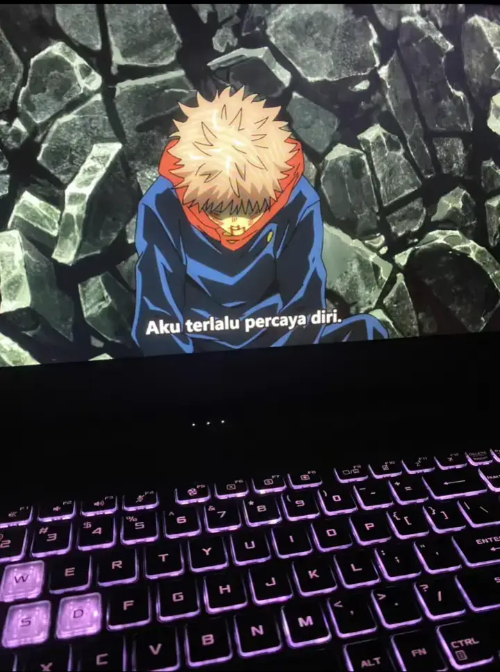 Rasa sesak ini mencengkeram dada seperti akar pohon berurat yang melilit erat Hatiku bagai lautan yang tengah dilanda badai gelombang kesedihan menerjang tanpa henti Kenangankenangan pahit bermunculan silih berganti seperti bayangan yang mengejar di loronglorong sunyi Setiap napas yang kuhela terasa berat seakanakan beban dunia dipikul di pundakku Air mata yang tumpah tak mampu membasuh luka yang menganga lebar di kalbu Kehampaan menyelimuti segenap jiwa meninggalkan rasa kosong yang tak terperi Dunia terasa suram kehilangan warnanya yang dulu begitu cerah Senyum yang pernah menghiasi wajahku kini sirna tergantikan oleh kesedihan yang mendalam Aku merindukan masa lalu saat tawa dan canda masih menjadi teman setia Namun kenangan itu hanya tinggal kenangan bayangan indah yang semakin menjauh dan memudar di cakrawala Aku lelah sangat lelah untuk melawan arus kesedihan ini Hanya kesunyian yang mampu menenangkan jiwaku yang terluka Semoga suatu hari nanti rasa sakit ini akan mereda dan cahaya harapan akan kembali menyinari hidupku #trendfotogeserffsad  #trendfotogeser  #30june #lewatberandafyp #ff #fyp 