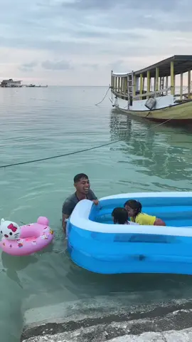 Liburan terbaik bukanlah soal kemewahan, namun tentang kebersamaan dengn keluarga tercinta🫶🏻have a good weekend.#weekend#WeekendVibes #pantai @Jabar wktb 