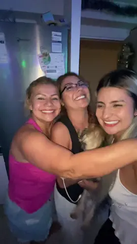 Me llevo en mi alma tatuada tu sonrisa, tus abrazos, tu mirada, te amo mi alma gemela, mi mejor amiga, quien con solo mirarme sabía cómo estaba, llevo en mi alma esas horas de llamadas que teníamos, y sé que ese abrazo que quería de ti me lo darás 🙏🏼 te amo te amo te amo te amo 