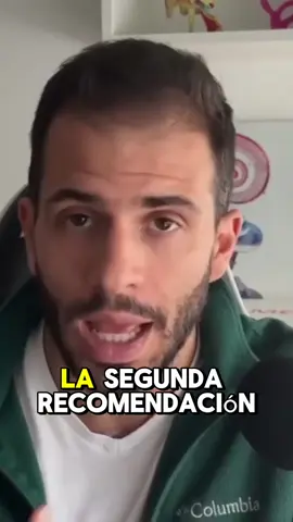 ¿Te cuesta seguir una conversación cuando el sonido solo llega claro por un oído? La hipoacusia unilateral puede parecer algo menor, pero el cerebro depende de ambos oídos para ubicarse en el espacio y entender bien en ambientes ruidosos. Cuando uno no aporta lo suficiente, necesitamos “refuerzos” naturales para no perdernos nada. Uno de los más poderosos es la lectura labial. Aunque no lo notes, probablemente ya la usas: ver cómo se mueven los labios, la lengua o el rostro ayuda muchísimo a completar lo que el oído no capta. Es como si tus ojos tradujeran lo que falta 🎯 El consejo práctico: cuando hables con alguien, busca estar frente a frente, en buena luz y sin distracciones visuales. Y si tú eres quien habla con una persona con hipoacusia, modula bien pero sin exagerar. La claridad facial es una herramienta clave. ¿Alguna vez te has dado cuenta de cuánto te apoyas en ver la cara de quien te habla? Si quieres comprender mejor qué ocurre en tus oídos, suscríbete a https://drignacioalcala.com/ #hipoacusia #lecturalabial #saludauditiva #audicion #comunicacionefectiva #unilateral #oidos #escuchaactiva