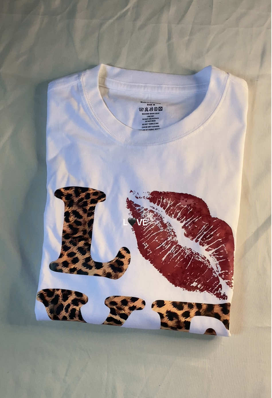 love 🖤🫰🏻 #kaoswanita #tshirt #outfitideas #outfitcheck 