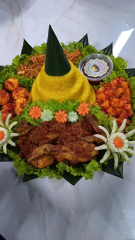 pesanan tumpeng untuk siraman🤗 #tumpeng #tumpengnasikuning #tumpenghias 