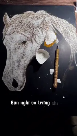 Đây gọi là nghệ thuật cẩn trứng trong sơn mài. Cẩn trứng là kỹ thuật dùng vỏ trứng vịt hoặc trứng gà, làm sạch, phơi khô, rồi đập thành từng mảnh nhỏ. Sau đó, nghệ nhân sắp xếp tỉ mỉ lên nền sơn để tạo thành hoa văn, họa tiết theo ý tưởng nghệ thuật. Khi dán xong, họ phủ nhiều lớp sơn mài, chà nhám, mài bóng để từng mảnh trứng lộ lên, sáng ngà nổi bật trên nền đen hoặc nền màu. Từng mảnh trứng lúc này trở thành ánh sáng và điểm nhấn của cả bức tranh. Nghệ thuật cẩn trứng không chỉ đẹp mà còn mang ý nghĩa: Tôn vinh sự tỉ mỉ, kiên nhẫn, khéo léo Biến vật liệu giản dị thành tác phẩm cao quý Lưu giữ dấu ấn thủ công không thể thay thế bằng máy móc ✨ Đó chính là giá trị vĩnh cửu của cẩn trứng trong tranh sơn mài #Langnghesonmaihathai #tranhsonmai #sonmaitruyenthong #nghenhan #decor 