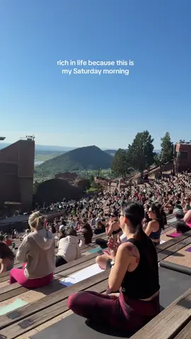 yoga on the rocks 🤌🏻 #Summer #yoga #wellness #redrocks #redrocksampitheater #redrocks 