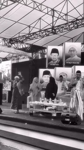 Gurunda tercinta di Reuni ke 47 miftahul huda 😍🤗🥹 masing kabarokahan dunia akhirat🤲🏻 #miftahulhuda #miftahulhudapusat #tasikmalaya #manonjaya #miftahulhudamanonjaya #santrikeren #salafi #santritasik #pondokpesantren #mondok #fypシ #fypage #lewatberanda #reunihamida #hamida #hawamida 