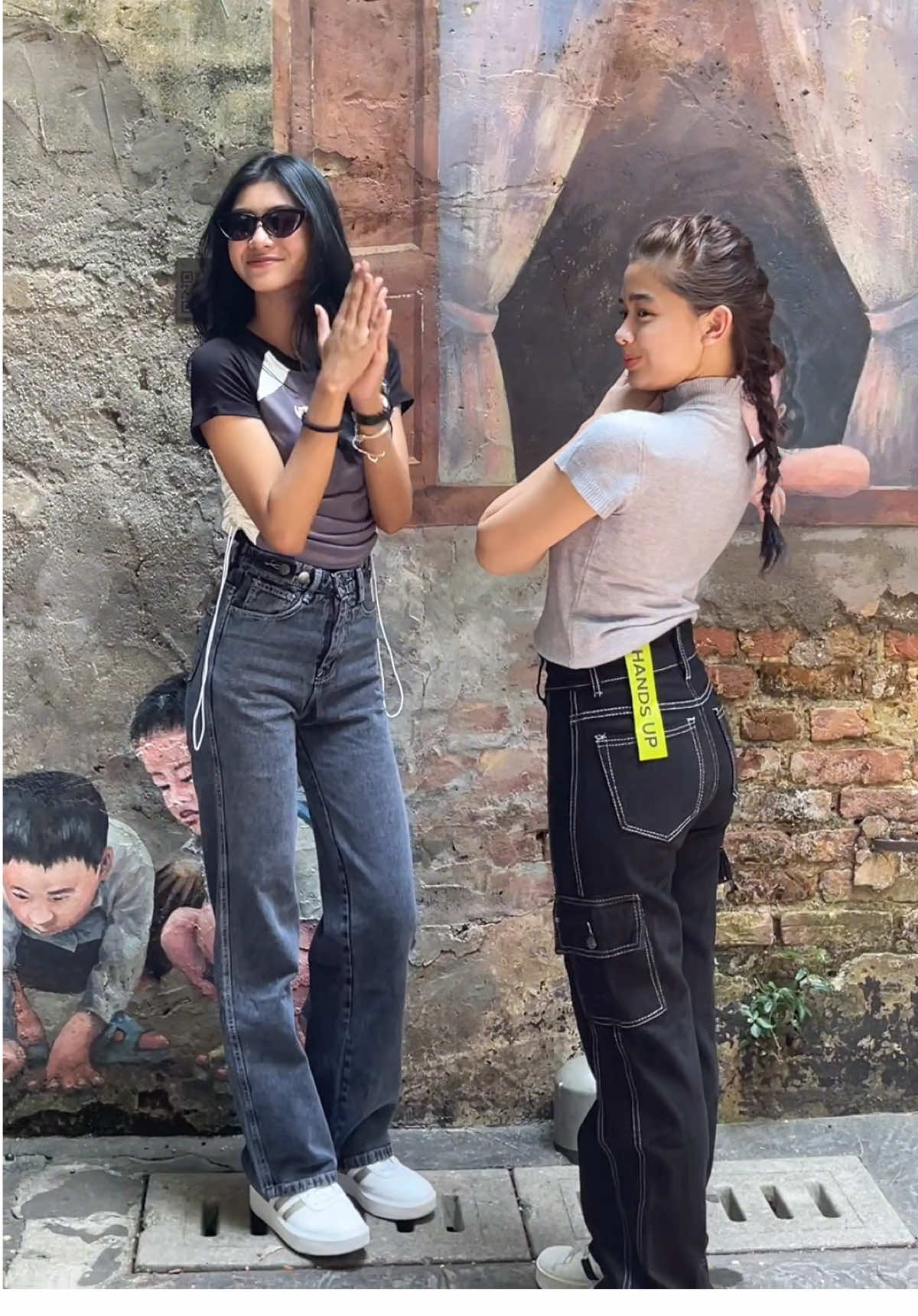 Duo bestie sama-sama kece nih😘 #TiktokShopOOTD #JinisoEntertainment #Jiniso #jeansviral #jinisojeans #bestsellers #jeanshighwaistmurah #racuntiktokshopmurah #jeanswanita #fyp #aqeela #flavio