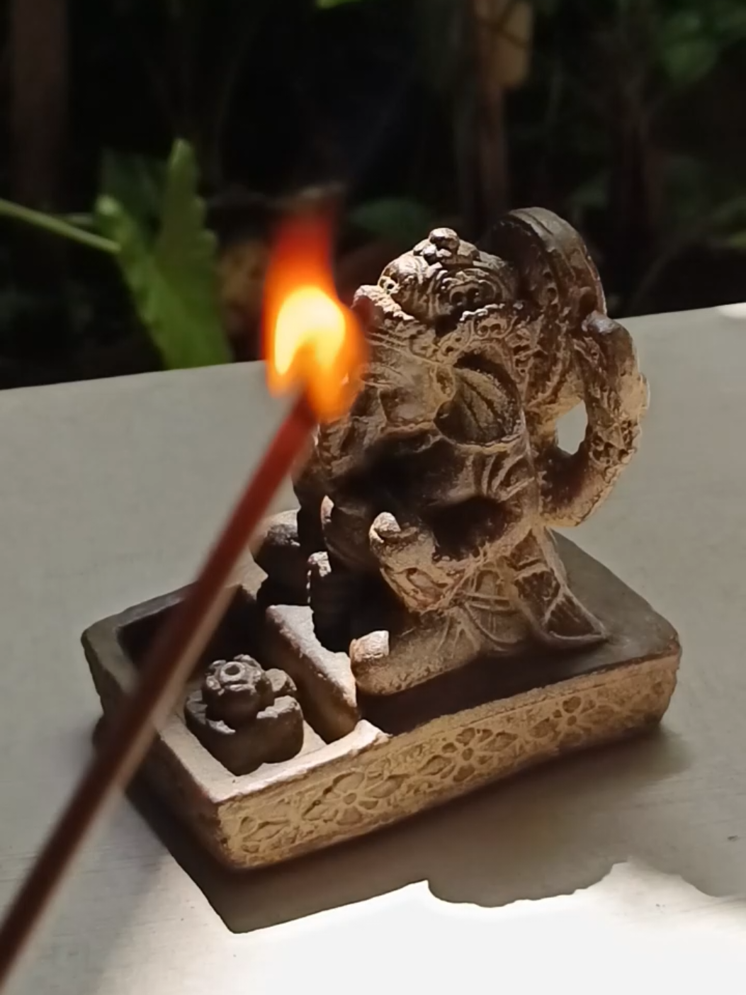 Tempat dupa minimalis + patung Ganesha. Bukan sekadar dekorasi, tapi sumber ketenangan di rumah. Temani harimu dengan kehadiran Ganesha dan aroma dupa yang menenangkan. #tempatdupa #ganesha #pengharumruangan #leollebali 