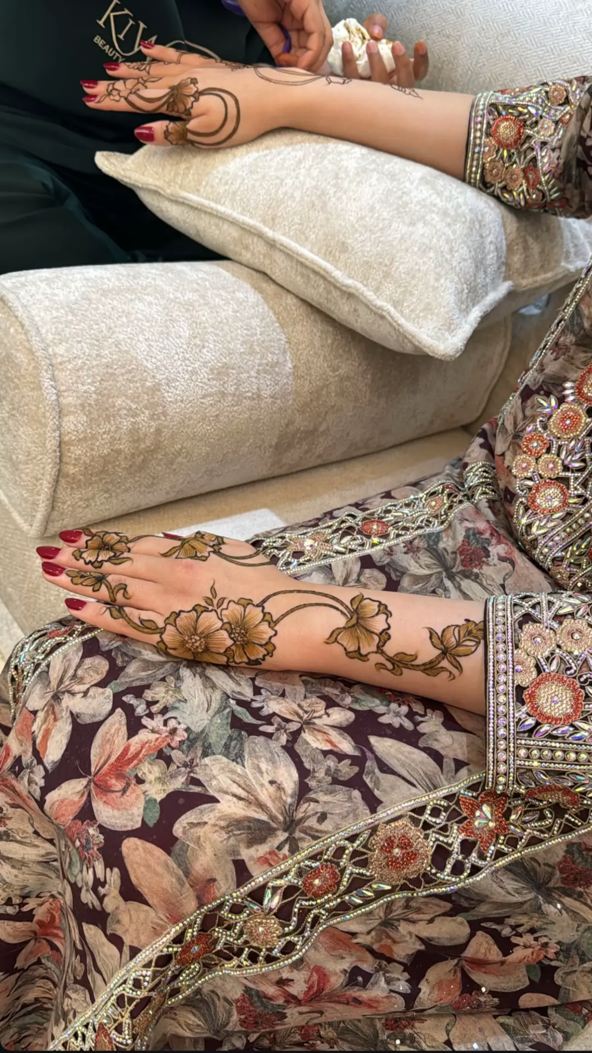 لأن الجمال يبدأ من التفاصيل ✨ في صالون كيوي للحناء – العين، نرسم لكِ الحناء بنقوش تجمع بين الأصالة واللمسة العصرية 💫 اختاري نقشتك، وخلّي الباقي علينا 🤎 #صالون_العين #حناء #نقش_حناء #حناء_اماراتي #حناء_العين #نقش_اماراتي #عروس_الإمارات #عروس_2025 #حناء_العروس #ليلة_الحناء #حناء_عرايس #عرس_العين
