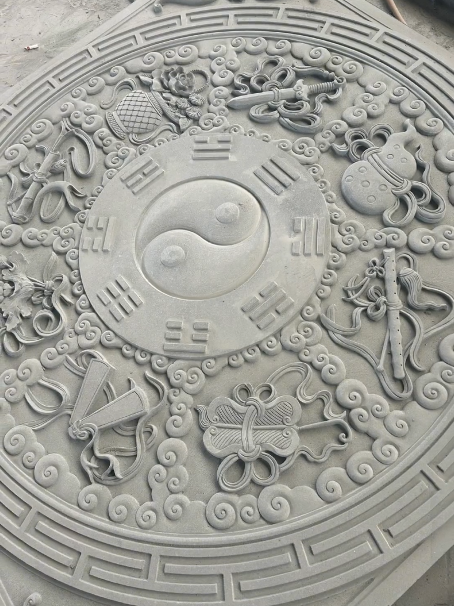 吉祥八宝浮雕窗 # 中国惠安石雕 # 施工现场实拍 # 浮雕壁画 # 匠心制作 # 工厂实拍视频