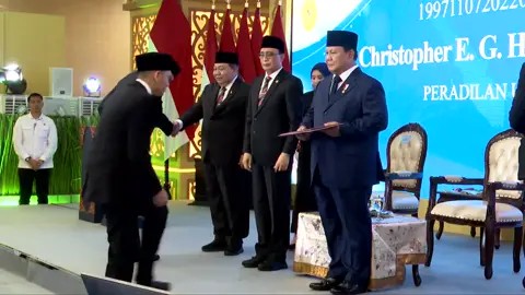 Sobat MARI, Ketua Mahkamah Agung Republik Indonesia Prof. Dr. H. Sunarto, S.H., M.H.  mengukuhkan 1.451 Hakim Pengadilan Tingkat Pertama pada Empat Lingkungan Peradilan Seluruh Indonesia Tahun 2025 di kantor Mahkamah Agung, Jakarta, pada Kamis, 12 Juni 2025. Kegiatan ini juga dihadiri oleh Presiden Republik Indonesia, H. Prabowo Subianto. Adapun jumlah hakim yang dikukuhkan terdiri atas: •    921 hakim peradilan umum •    362 hakim peradilan agama •    143 hakim peradilan tata usaha negara •    25 hakim peradilan militer Para hakim baru tersebut akan ditempatkan pada satuan kerja pengadilan tingkat pertama di seluruh Indonesia, yaitu 144 pengadilan negeri, 173 pengadilan agama, 22 pengadilan tata usaha negara, dan 11 pengadilan militer. Dengan penambahan ini, jumlah total hakim di Indonesia kini mencapai 8.711 orang. #pelantikanhakim #mahkamahagungri #humasmahkamahagung 