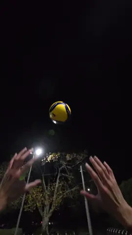 POV Volleyball Training: Day 36, Night pepper. #volleyball #pov #insta360 #volleyballworld #voleibol #volleyballplayer #parati #paravoce #fyp #voleibol #volei #voleybol #voley #volleyballtime #haikyuu #haikyu #バレーボール #ハイキュー #japan #tokyo #japanvolleyball #hinata #kageyama #karasuno #pepper #asmr 